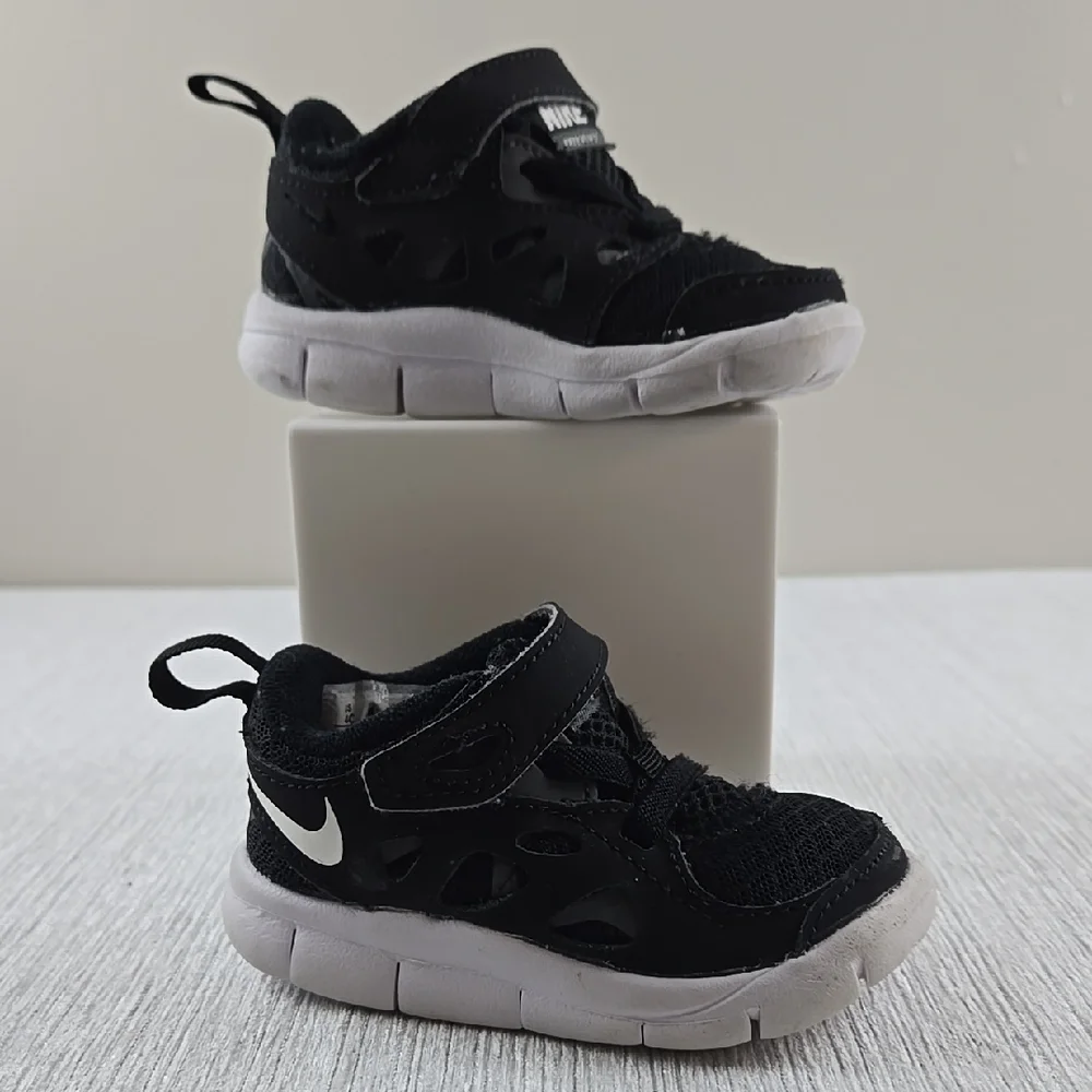 Nike Black and White Sneakers with Ankle Support‎